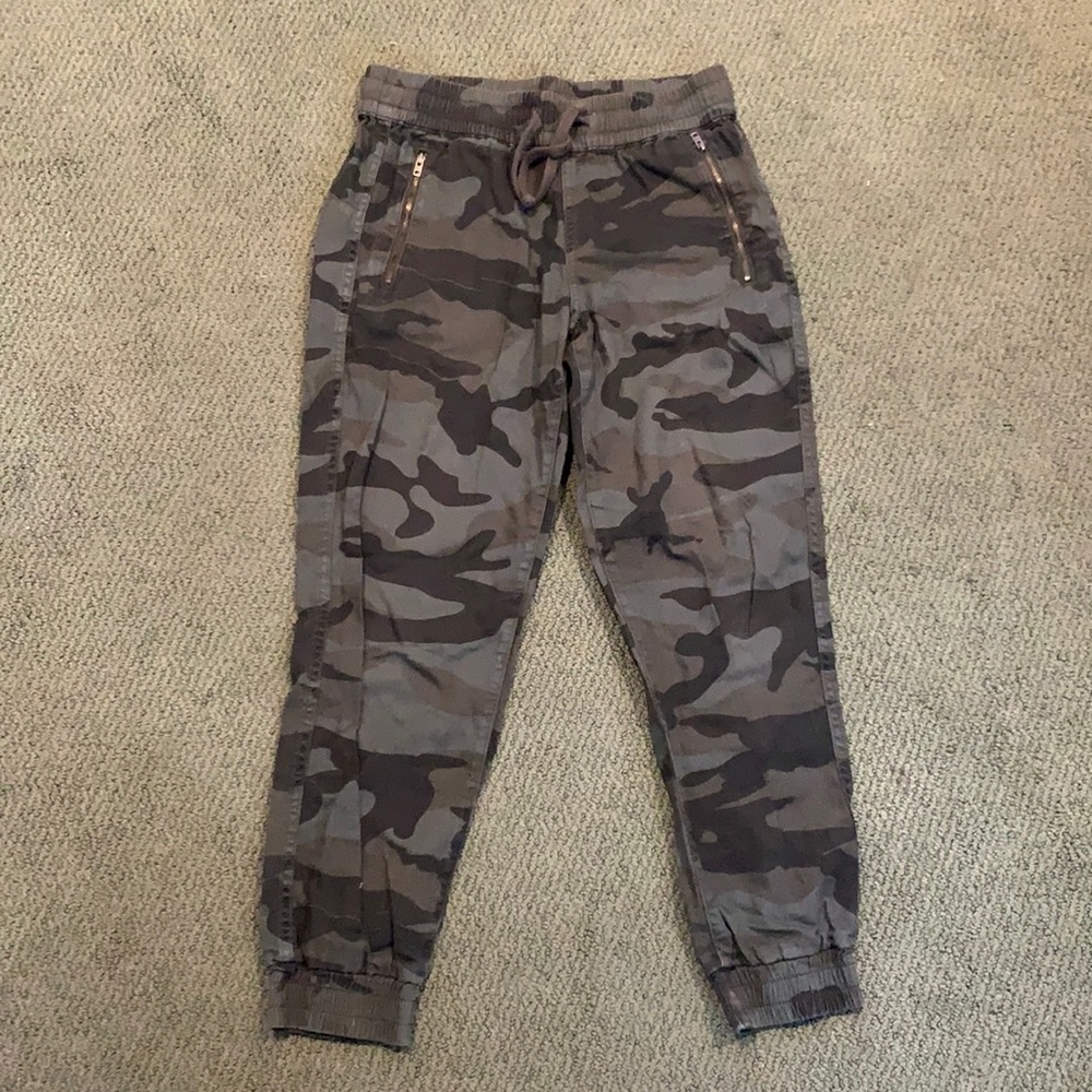 Aritzia TNA Camo Joggers